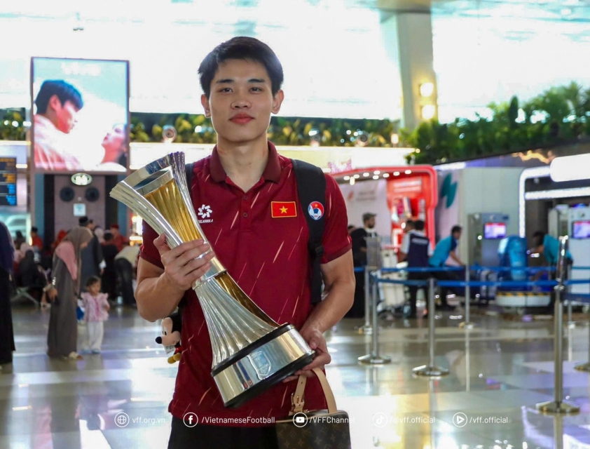 Tiền đạo Nguyễn Đình Bắc cùng cúp vô địch
