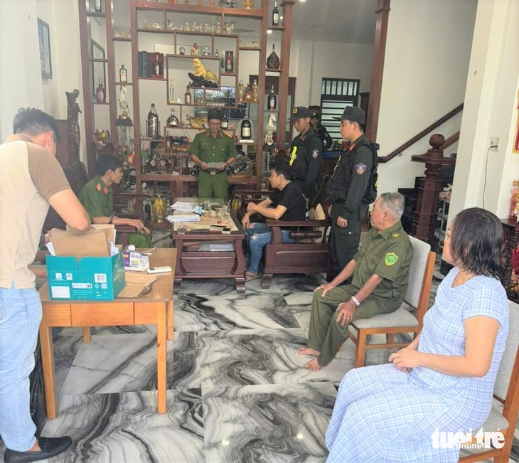 Khám xét nhà nghi phạm cầm đầu