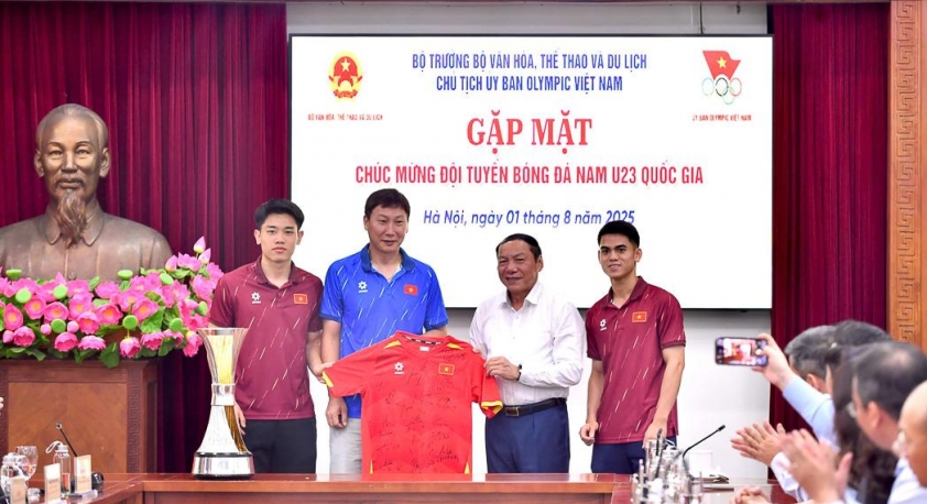 Thầy trò HLV Kim Sang Sik trao tặng Bộ trưởng Nguyễn Văn Hùng áo thi đấu có chữ ký của toàn đội