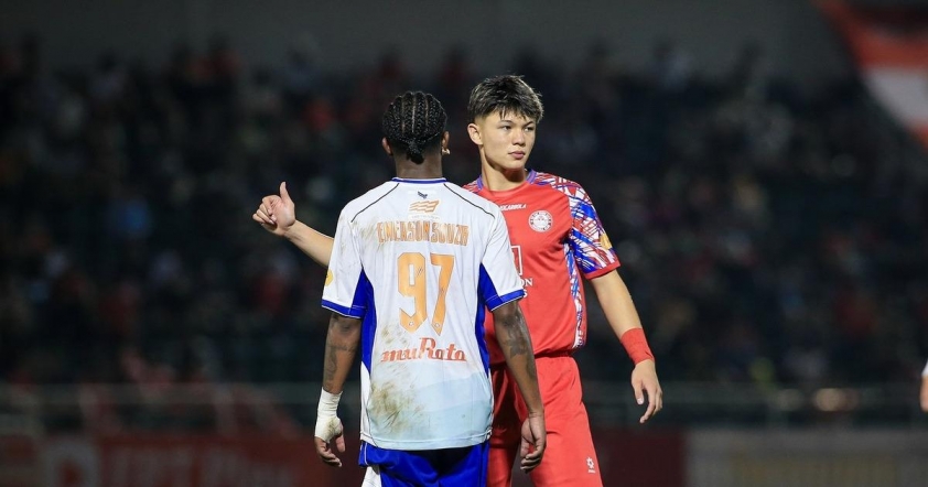 Zan Nguyễn bên cạnh cầu thủ ngoại binh