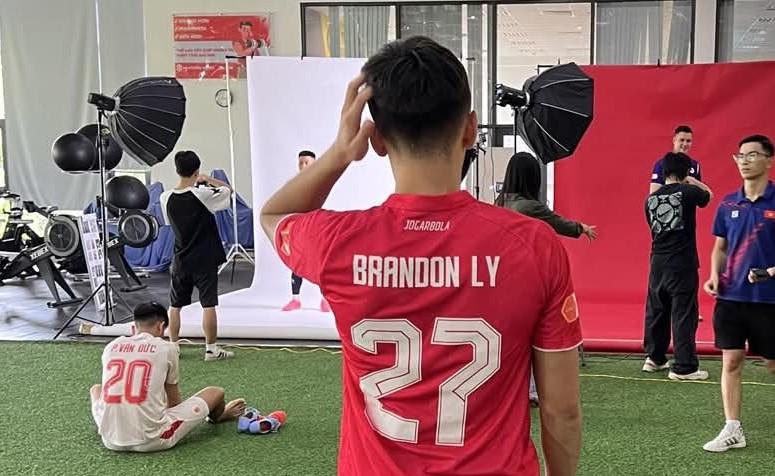 Brandon Ly với áo số 27