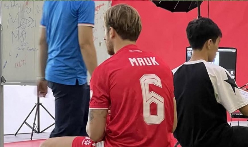 Stefan Mauk với áo số 6