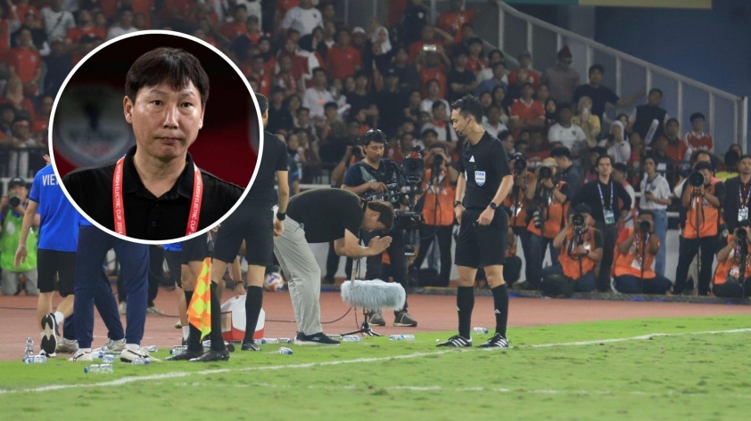 Hình ảnh HLV Kim Sang Sik vái trọng tài tại trận chung kết U23 Đông Nam Á 2025