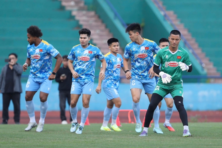 ĐT Việt Nam tập luyện tại SVĐ Việt Trì