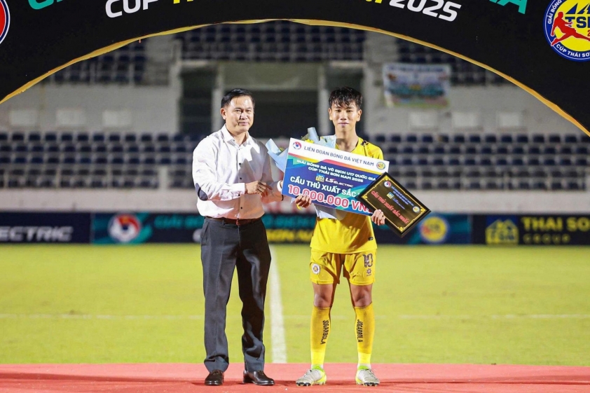 Trần Mạnh Quân nhận danh hiệu vua phá lưới tại giải U17 quốc gia