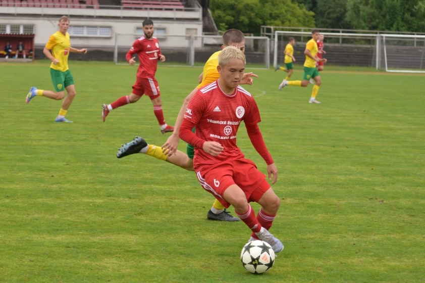 Andrej Nguyễn An Khánh (áo đỏ) liên tục ghi bàn thắng cho FK Trinec