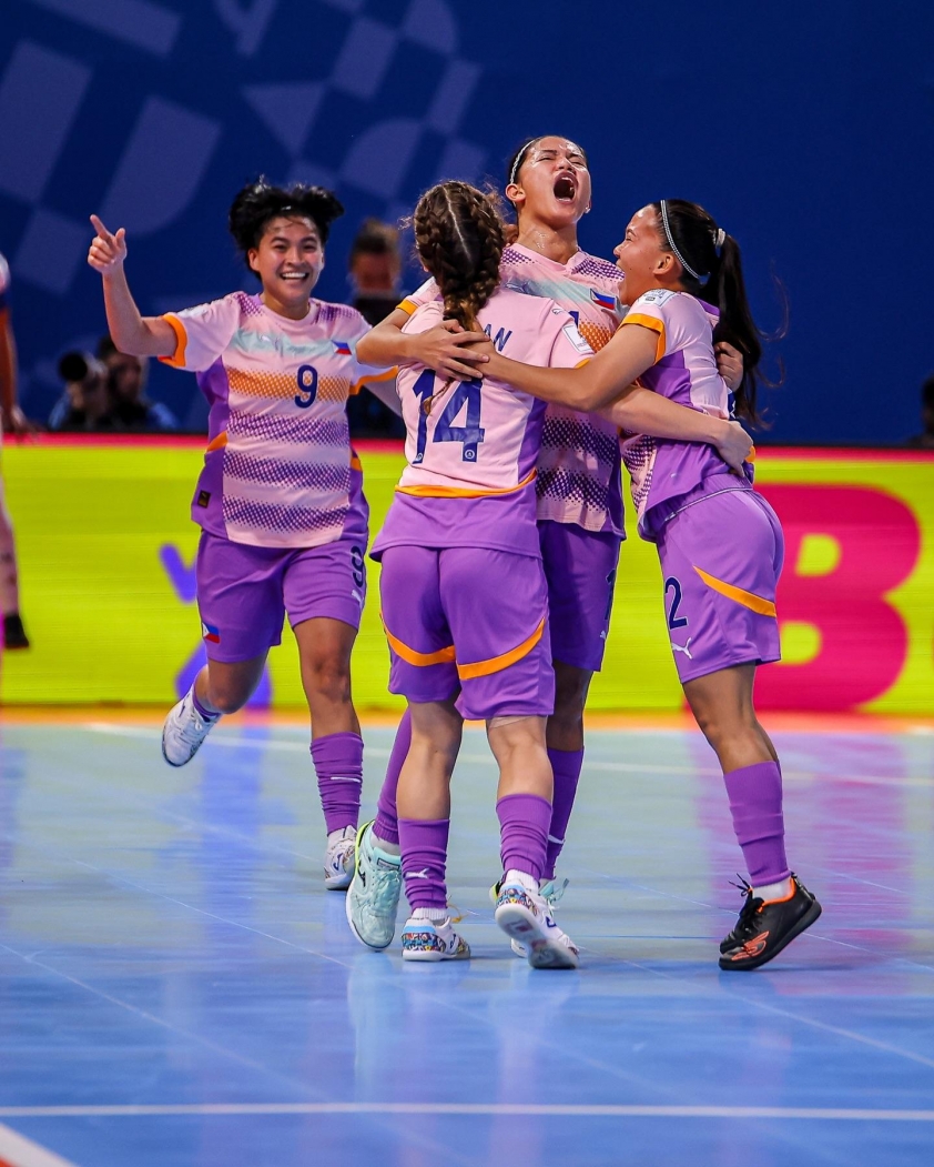 ĐT futsal nữ Philippines ăn mừng sau bàn thắng danh dự Đội tuyển futsal nữ Philippines ăn mừng bàn thắng