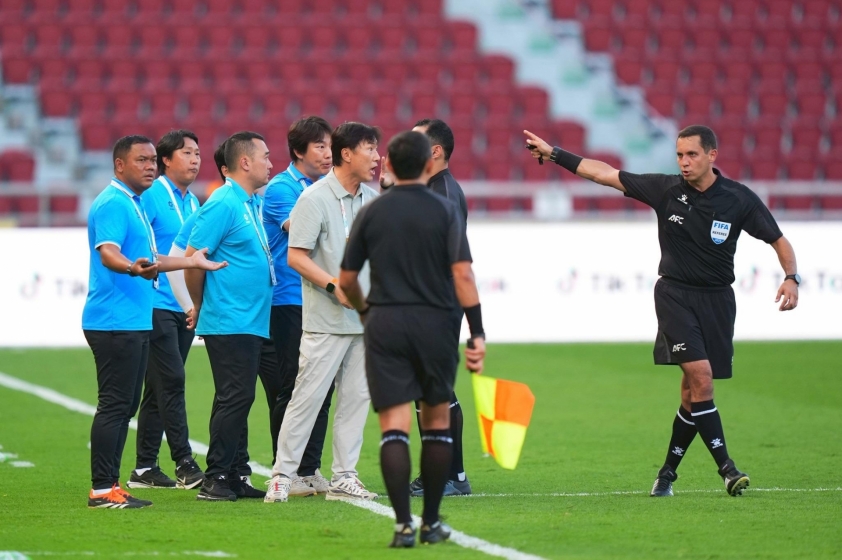 HLV Ha Hyeok Jun phản ứng với quyết định bẻ còi HLV Ha Hyeok Jun U22 Lào không đồng tình với quyết định bẻ còi của trọng tài