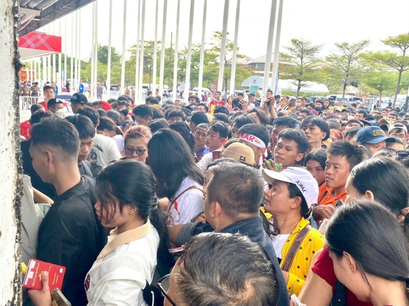 Hàng dài người hâm mộ chờ vào sân xem cuộc đối đầu giữa ĐT nữ Myanmar và ĐT nữ Philippines Hàng dài người hâm mộ chờ vào sân xem cuộc đối đầu giữa ĐT nữ Myanmar và ĐT nữ Philippines
