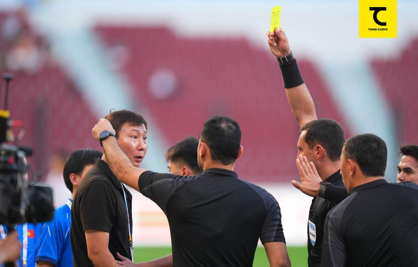 HLV Kim Sang Sik nhận thẻ vàng HLV Kim Sang Sik nhận thẻ vàng sau phản ứng với trọng tài
