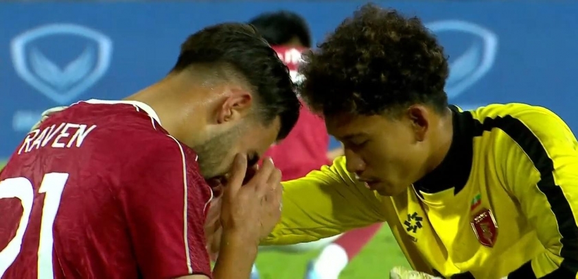 Thủ môn của U22 Myanmar đã có hành động đẹp khi đến an ủi tiền đạo của U22 Indonesia Cầu thủ U22 Indonesia khóc nức nở vì bị loại ở SEA Games 759239