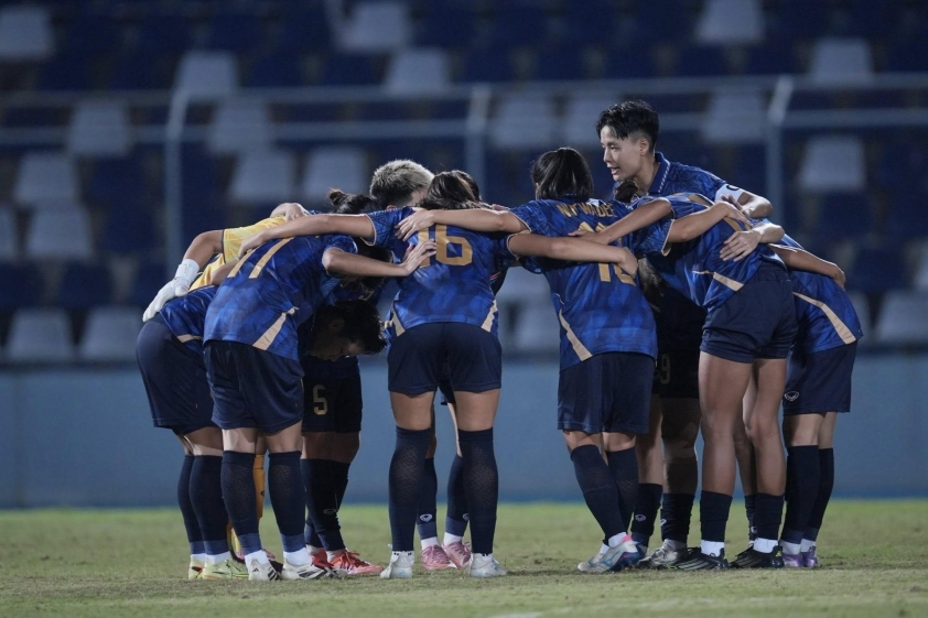 Tuyển nữ Thái Lan thi đấu trên sân vắng khán giả Khán đài trống khán giả tại trận bóng đá nữ SEA Games