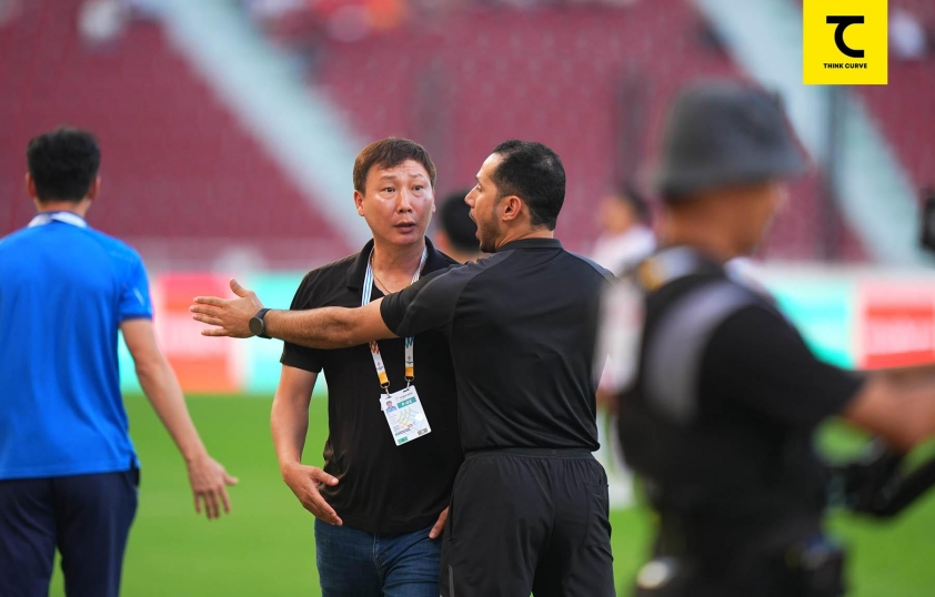 HLV Kim Sang Sik phản ứng với trọng tài biên HLV Kim Sang Sik phản ứng mạnh với trọng tài biên về bàn thắng thứ 2 của Đình Bắc