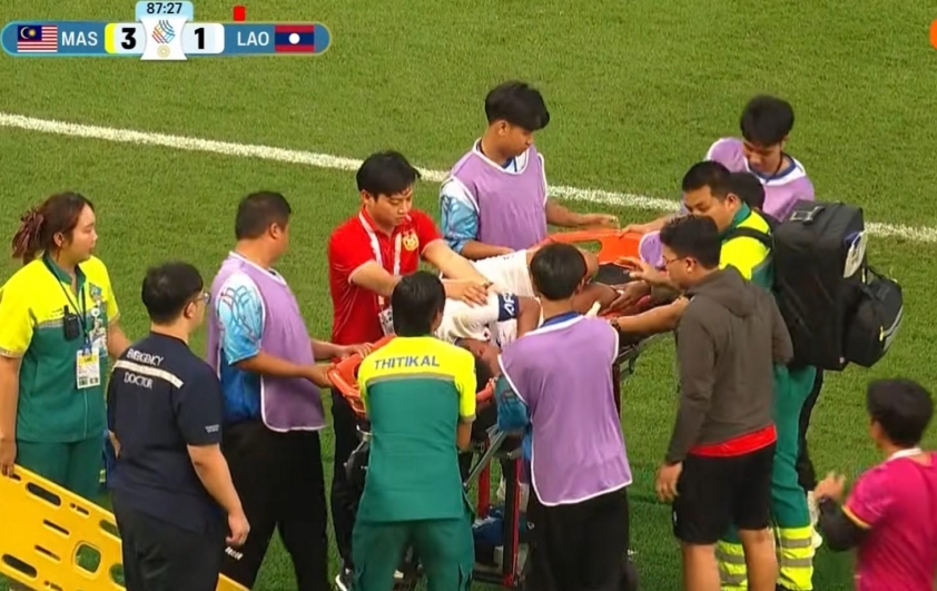 Phetdavanh Somsanid rời sân bằng cáng khi vừa chấn thương vừa nhận thẻ đỏ Đội trưởng U22 Lào Phetdavanh Somsanid bị gãy chân và nhận thẻ đỏ