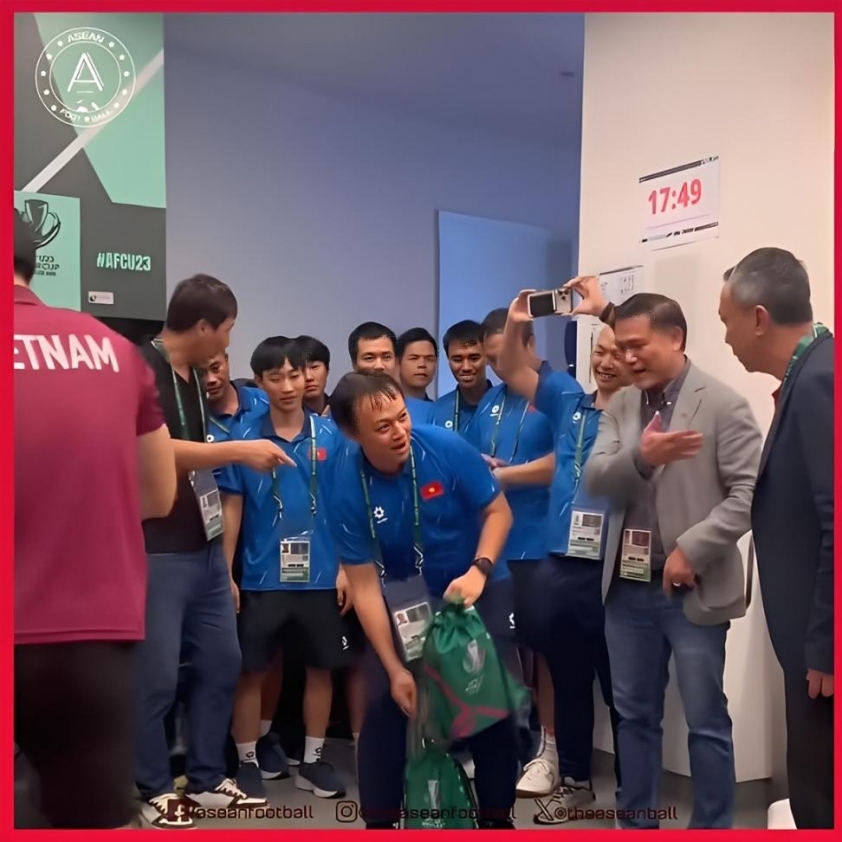 U23 Việt Nam nhận huy chương đồng tại phòng thay đồ