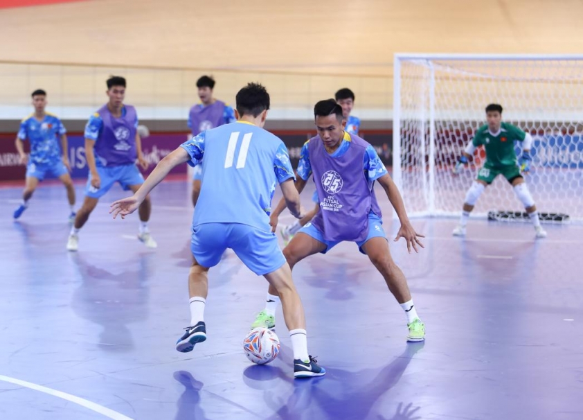 Tuyển futsal Việt Nam luyện tập tại sân chính thức