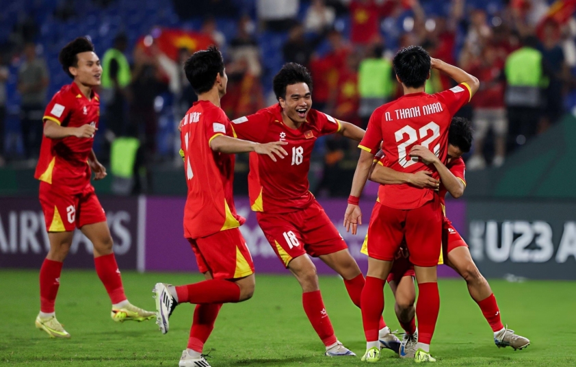 Các cầu thủ U23 Việt Nam thi đấu kiên cường