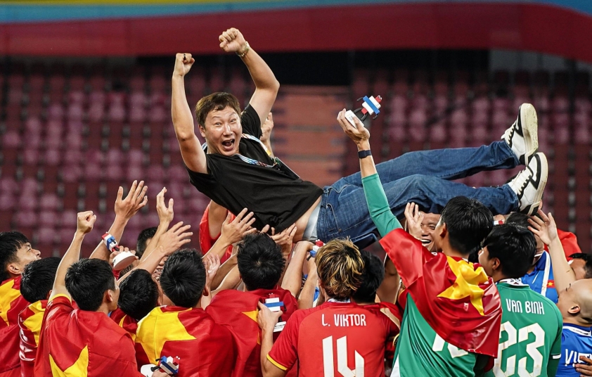 HLV Kim Sang Sik thân thiện cùng học trò