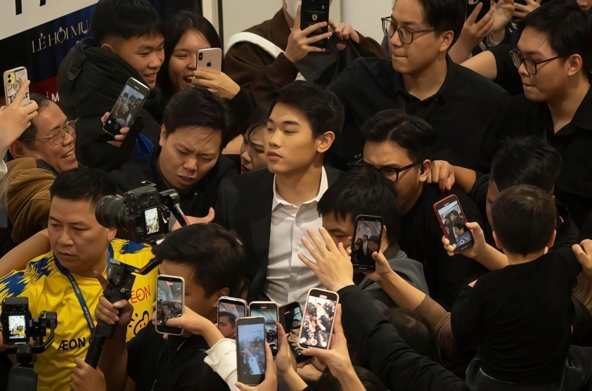 Đình Bắc được hàng trăm người hâm mộ vây kín