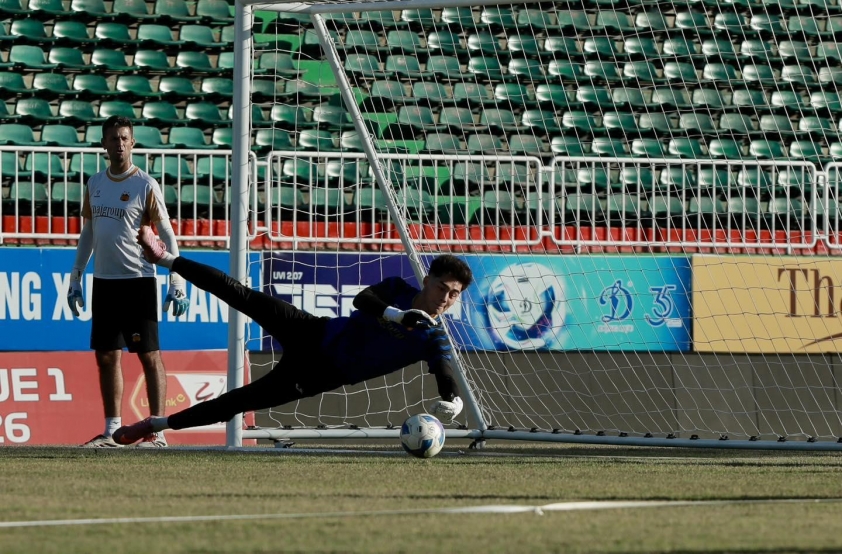 Trung Kiên tập luyện trở lại cùng CLB chuẩn bị cho trận đấu với Đà Nẵng ở vòng 12 V-League