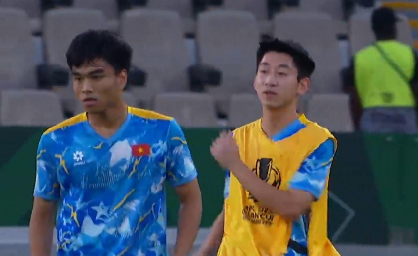 Các cầu thủ tập luyện kỹ thuật trước giờ G