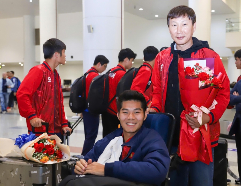 HLV Kim Sang Sik đẩy xe lăn cho học trò