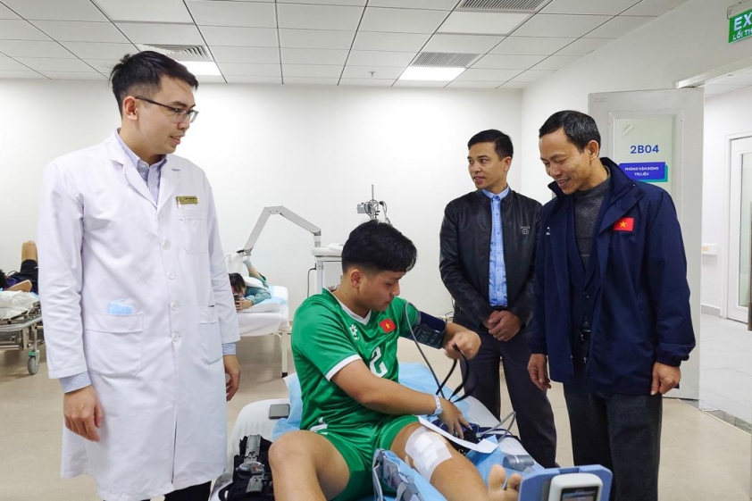 Lãnh đạo thăm hỏi tuyển thủ futsal U16 Nguyễn Văn Lực