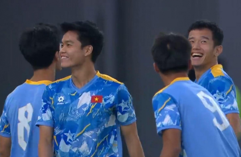 Huấn luyện viên Kim Sang Sik đưa ra chỉ đạo trên sân