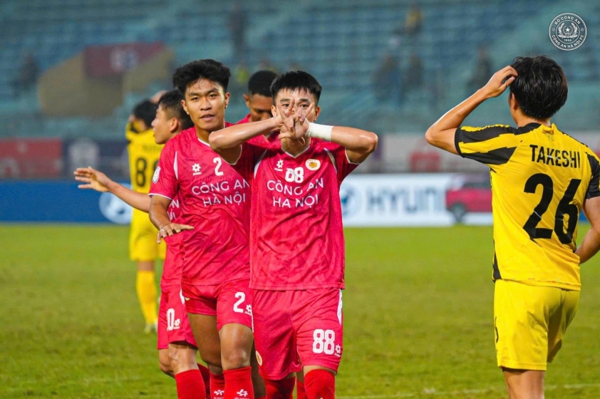 Lý Đức (số 2) lần đầu tiên đá đủ 90 phút trong màu áo CAHN Trung vệ U23 Việt Nam hạnh phúc khi được HLV Brazil xếp đá chính