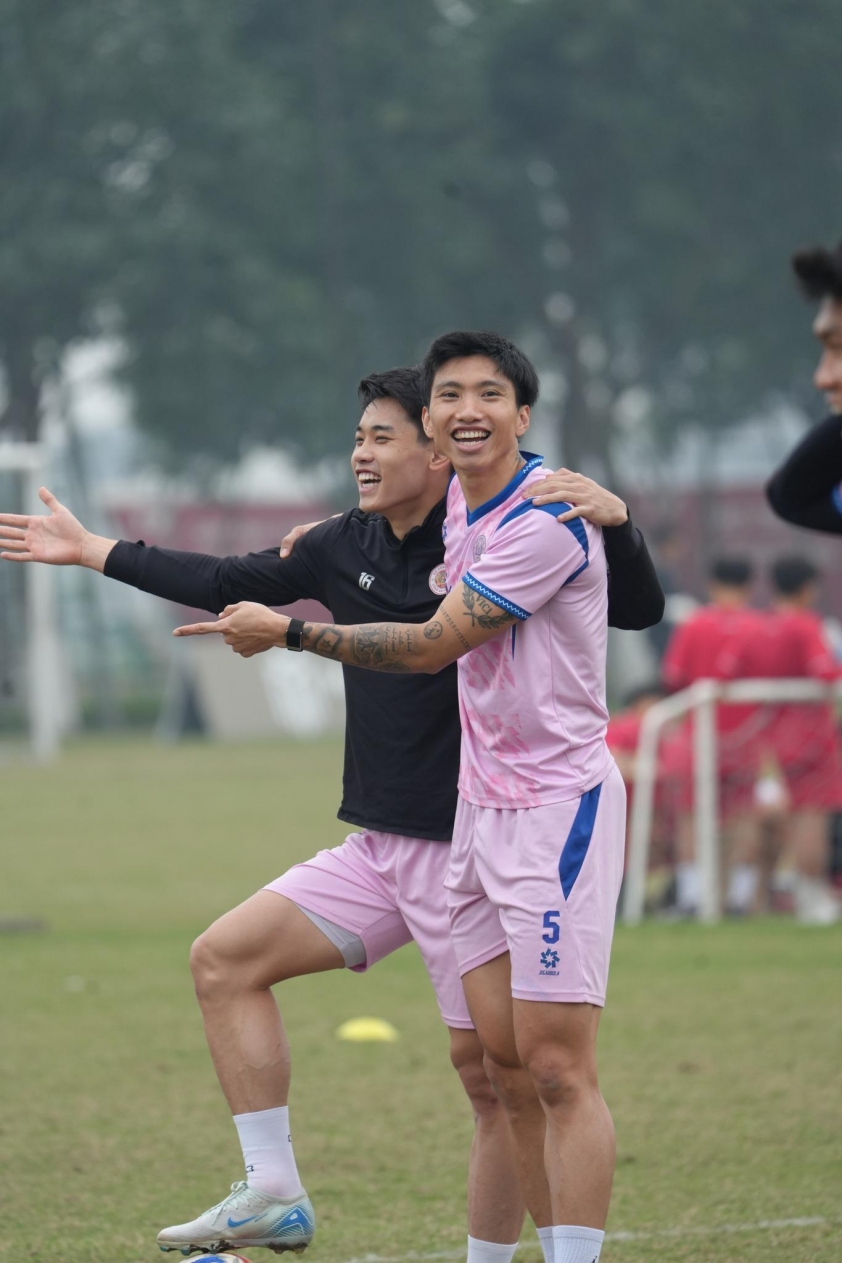 Văn Hậu xuất hiện rạng rỡ trên sân tập, cười đùa cùng Đình Bắc sau chấn thương.